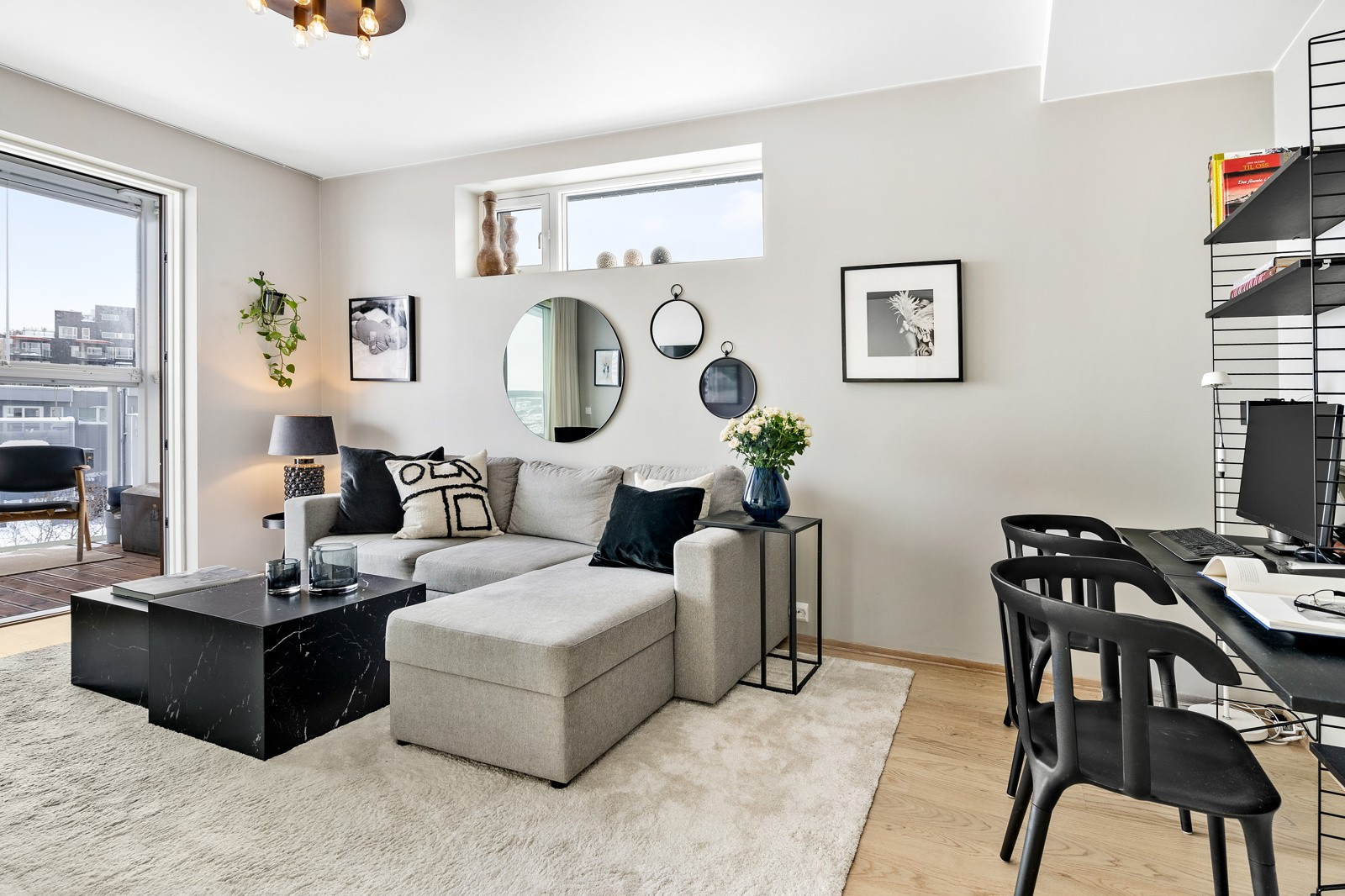 Et praktisk rom med plass til stor sofa, og kontorplass!