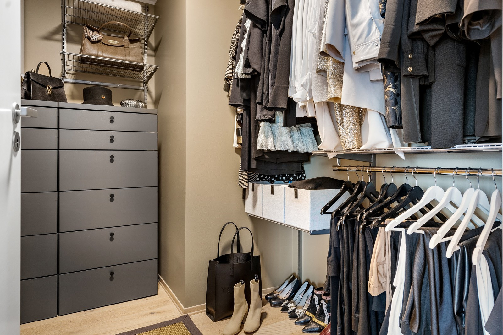 Det er etablert et walk-in closet i leiligheten - her er det godt med oppbevaringsplass!