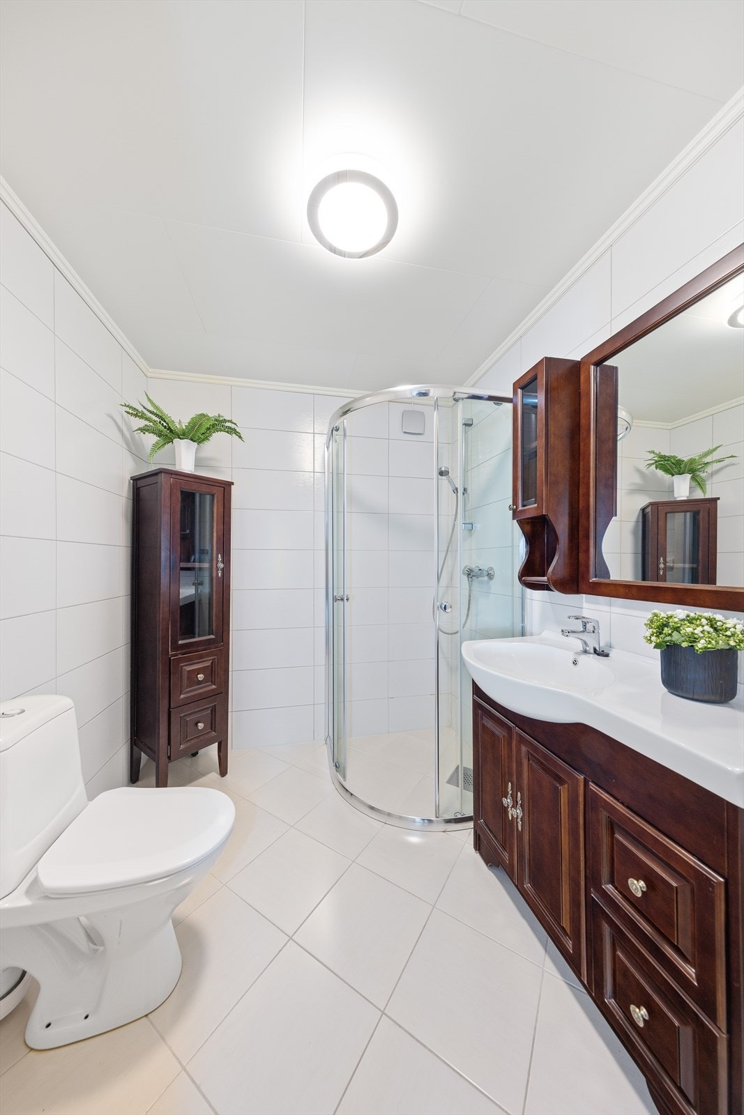 I underetasjen er det gang, vaskerom, bad, 2 soverom og boder. Badet fremstår pent, og ble pusset opp for 10-11 år siden. Galleribilde