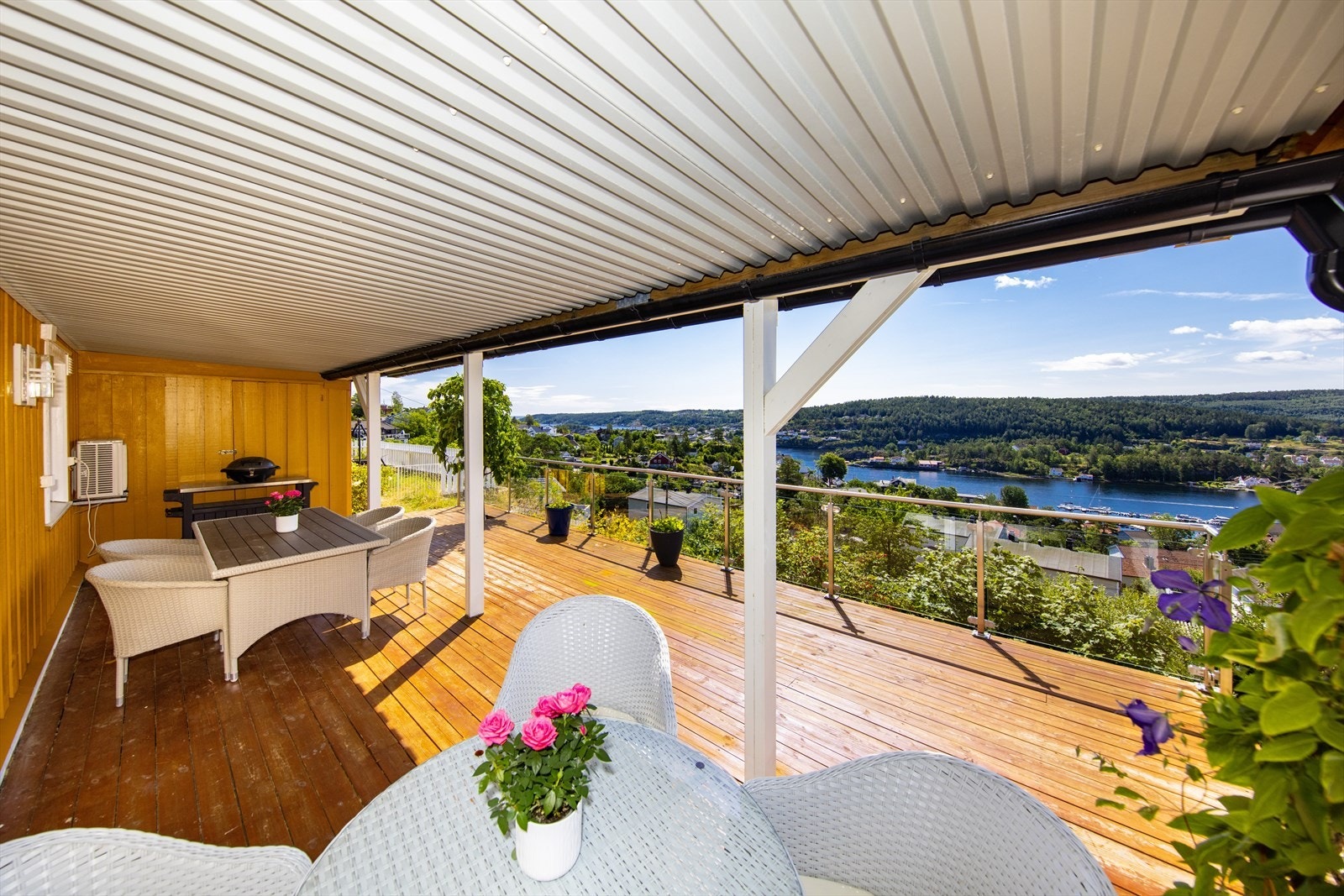 Solrik terrasse på bakkeplan med fantastisk sjøutsikt! Galleribilde