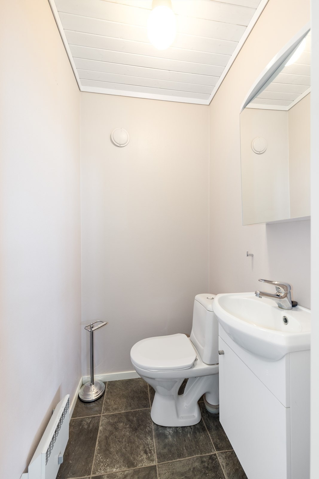 Toalettrommet inneholder håndvask og wc. Galleribilde