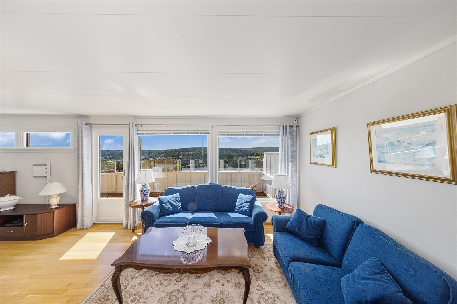 Stuen fremstår lysmalt og romslig, og har utgang til solrik veranda med fantastisk sjøutsikt utover Kragerøfjorden og innseilingen til Kragerø. Galleribilde