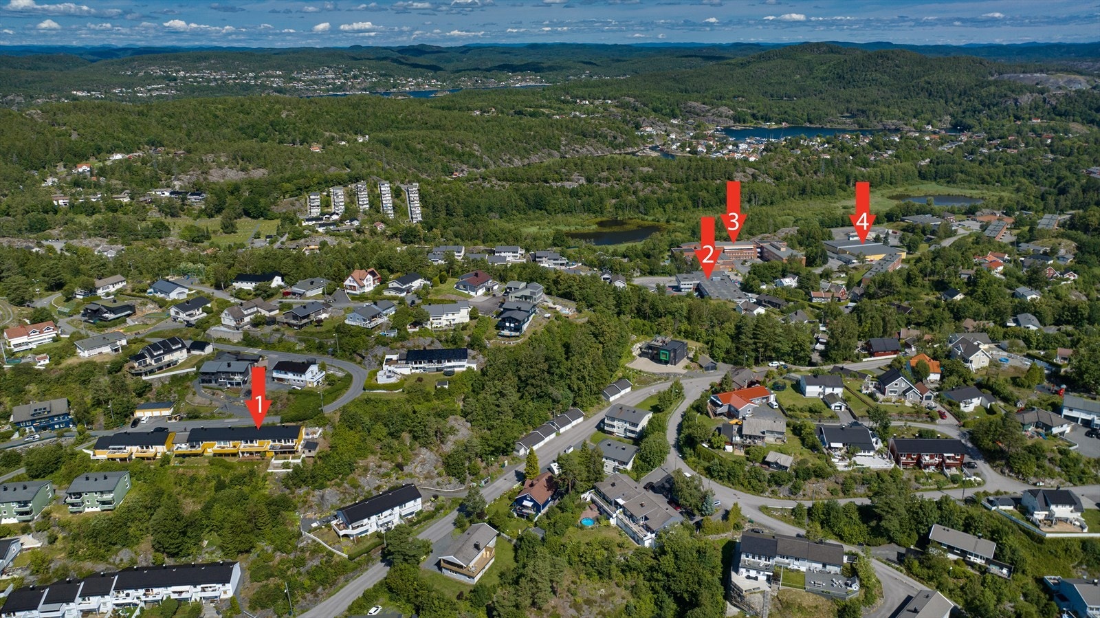 Det er gangavstand til sentrum med de fleste fasiliteter, i tillegg kort avstand til barne- og ungdomsskole, barnehager og idrettsanlegg. Galleribilde