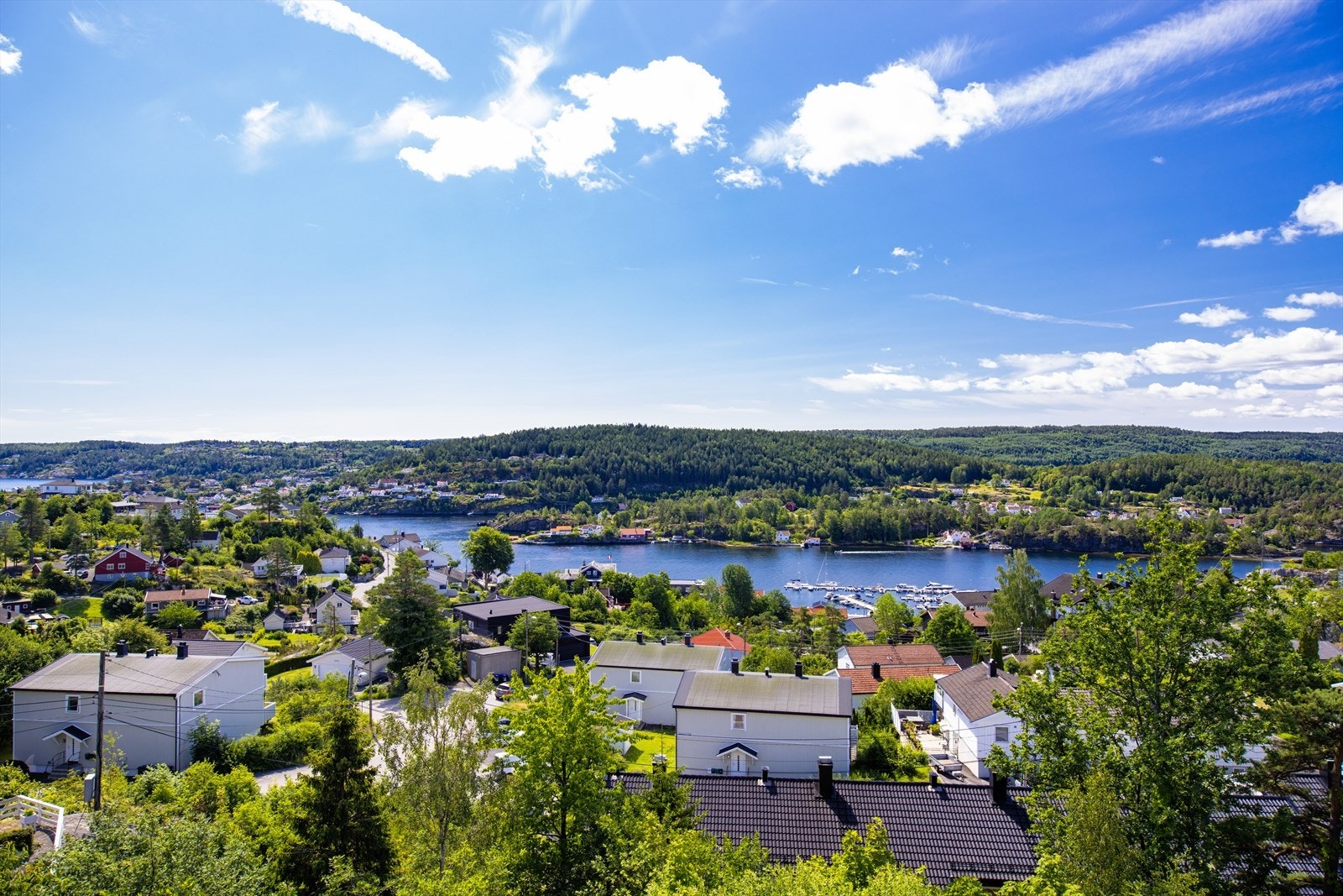Leiligheten ligger fint til på Storkollen i Kragerø, med en fantastisk sjøutsikt utover Kragerøfjorden og innseilingen til Kragerø. Galleribilde