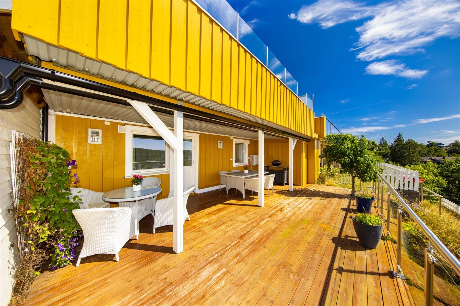 Leiligheten har i tillegg en stor terrasse på bakkeplan. Galleribilde