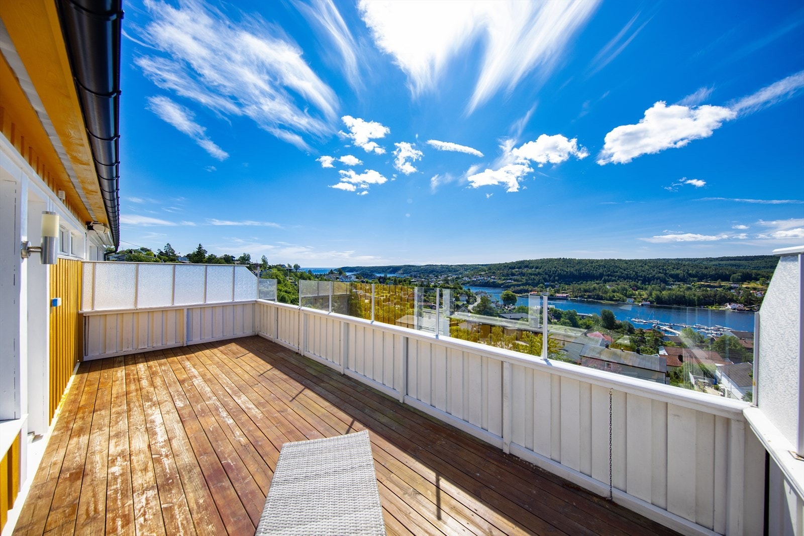Leiligheten disponerer en sørvendt veranda med lekker sjøutsikt utover Kragerøfjorden i vest og innseilingen til Kragerø i øst. Galleribilde
