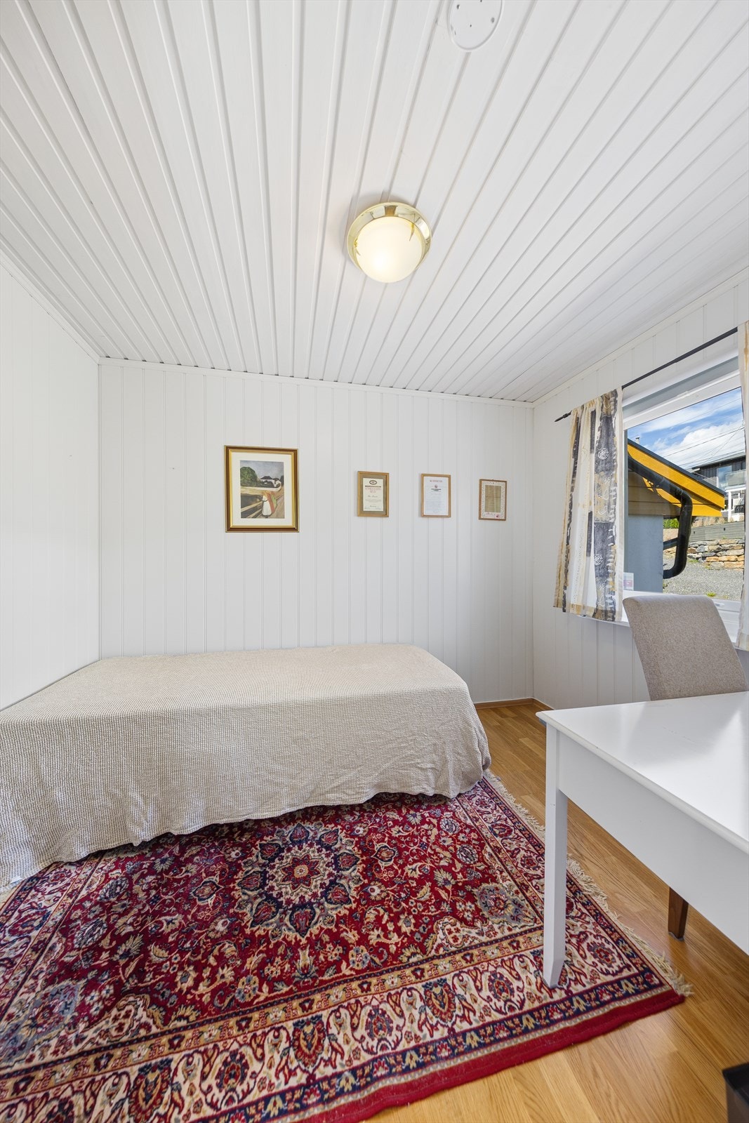 Det er ett soverom på hovedplan, noe som gjør at man får alle nødvendige bruksrom på en flate (ikke bad, men toalettrom i denne etasjen). Galleribilde