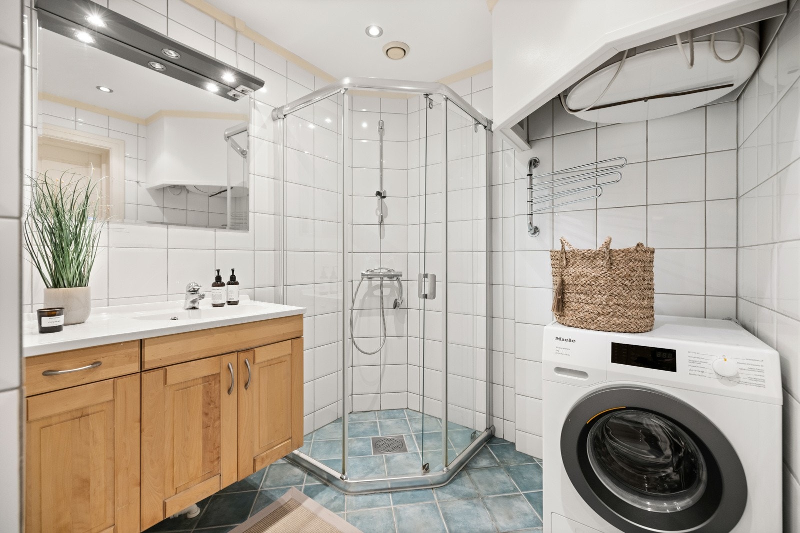 Baderommet er utstyrt med med dusj og opplegg for vaskemaskin. Galleribilde