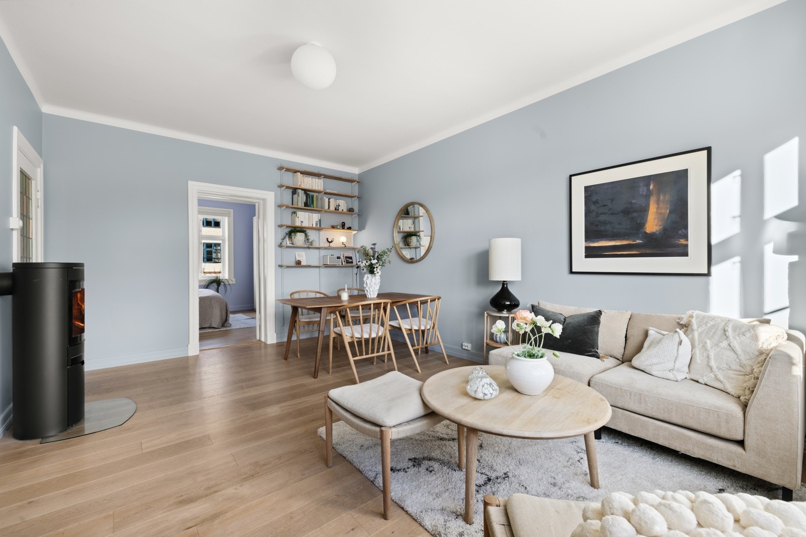 Det er montert gulvvarme i entréen, stuen og de to minste soverommene. Galleribilde