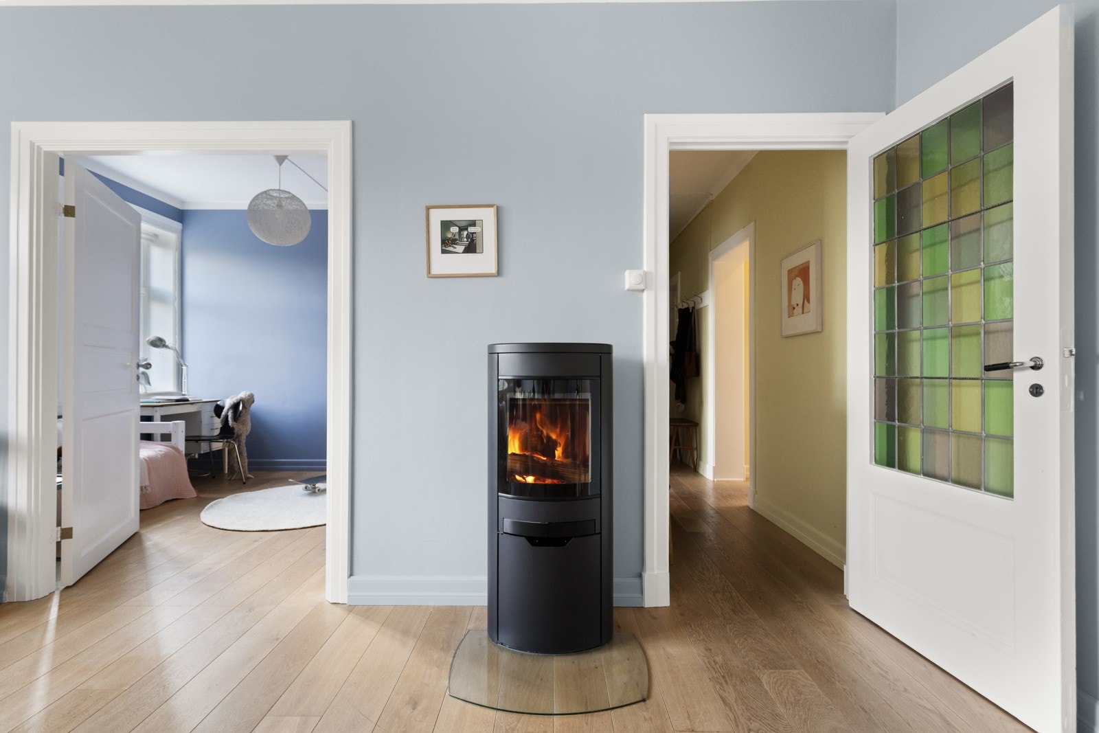 Den lekre peisovnen gir både varme og god atmosfære. Galleribilde