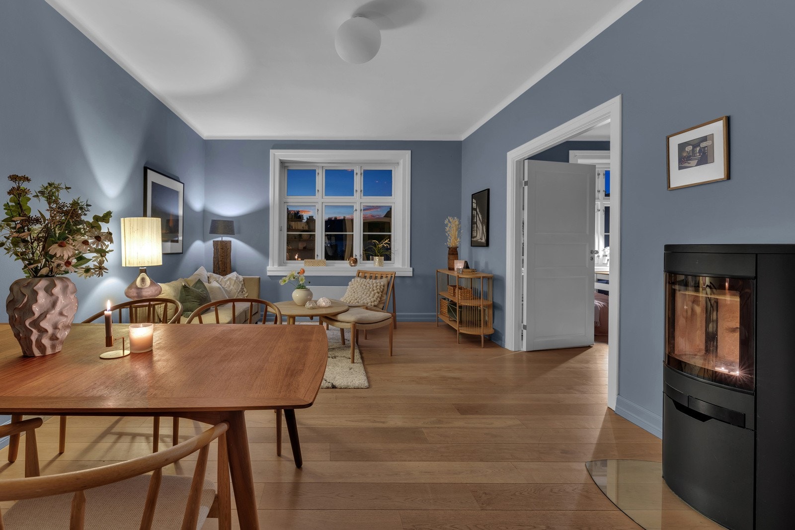 Stuen har god størrelse med plass til å etablere ulike soner. Galleribilde