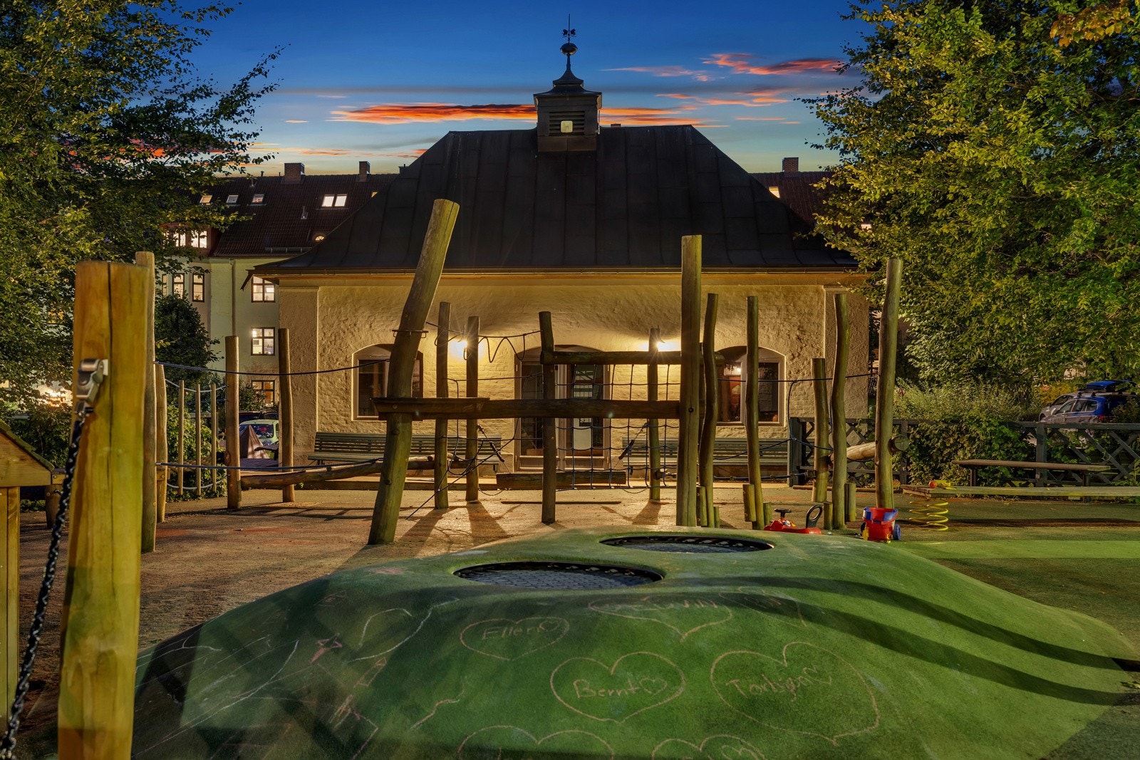 Trafoen ble pusset opp i 2006. Det er også boltreplass for barna i gårdsrommet. Galleribilde