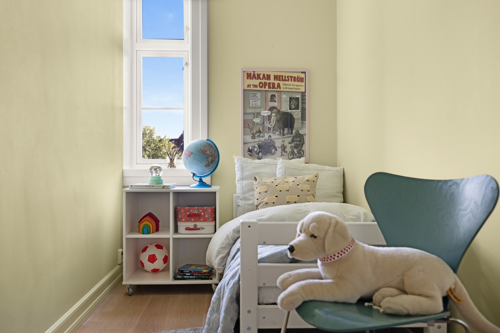 Soverommene er som resten av boligen holdt i gjennomtenkte og delikate farger. Galleribilde