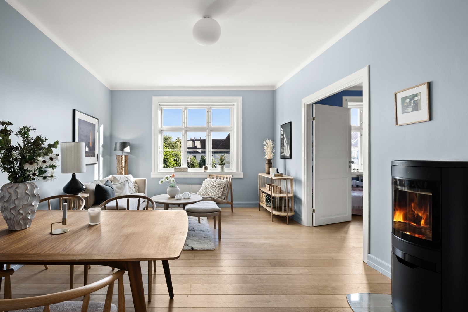 De høye vinduene gir rikelig med naturlig dagslys inn i stuen. Galleribilde