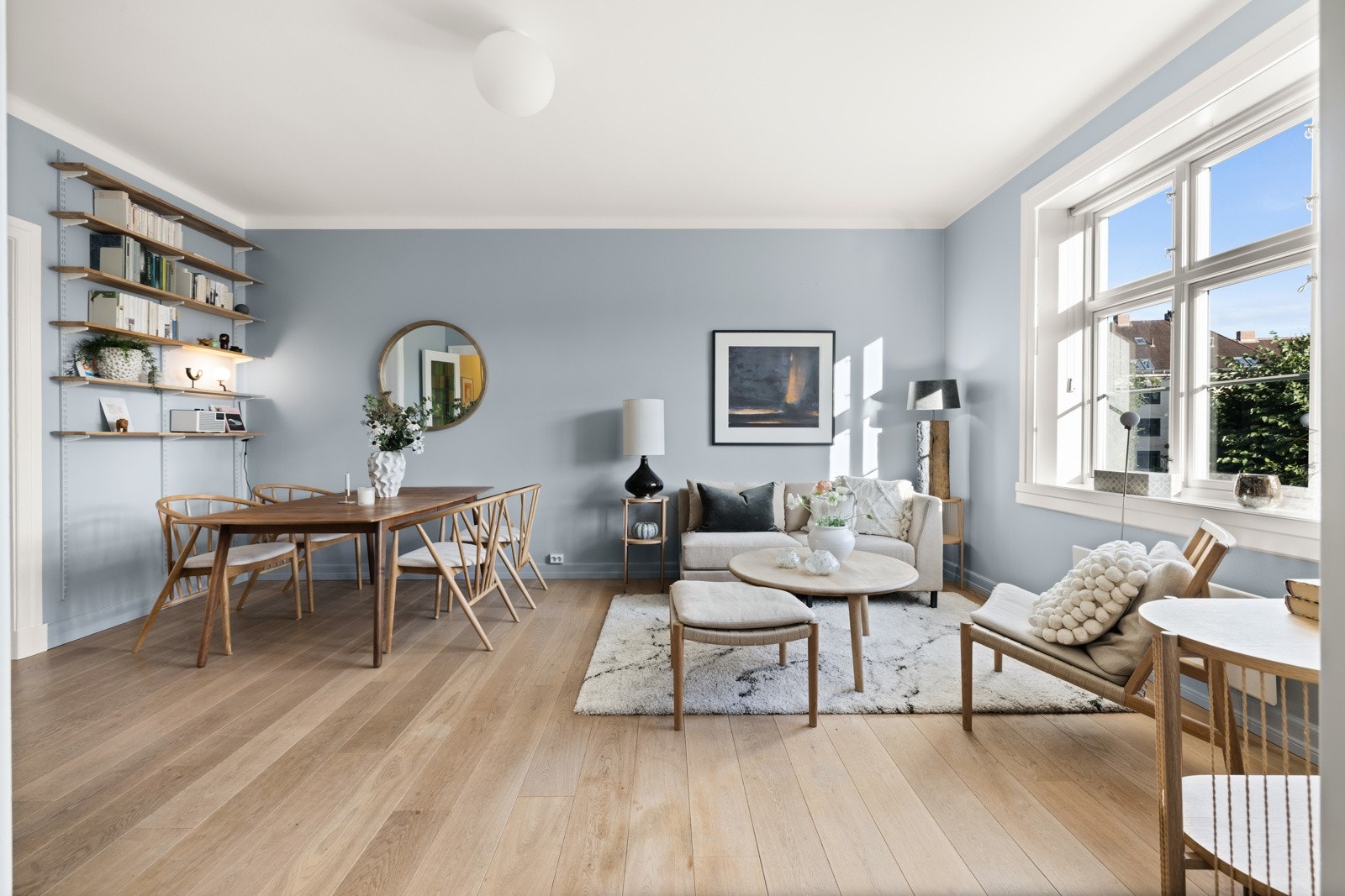 Stuen er lys og åpen med god romfølelse. Galleribilde