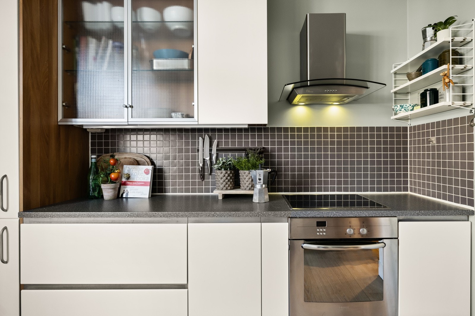 Kjøkkenet har god arbeidsplass og gode løsninger for oppbevaring. Galleribilde