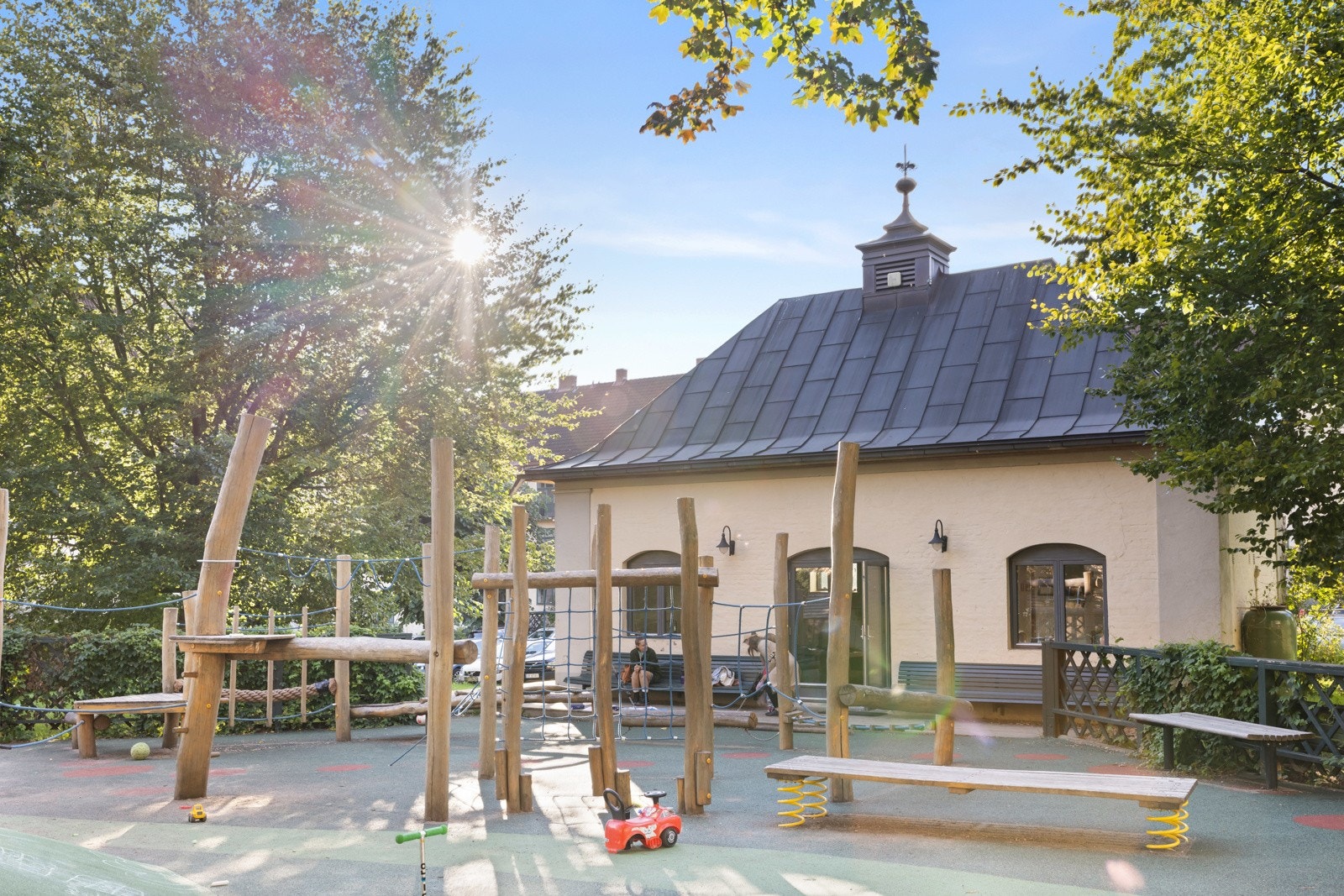 Det er et veldig godt miljø i Frankrikegården. Den flotte lekeplassen er et midtpunkt for barn og foreldre. Galleribilde