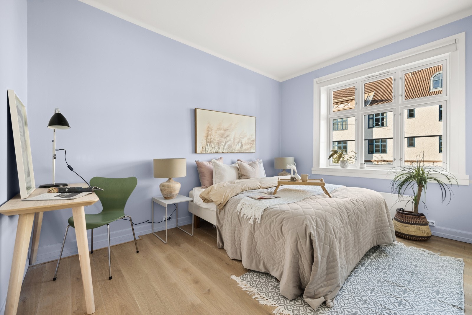 I hovedsoverommet er det god plass til dobbeltseng og soveromsmøblement. Galleribilde