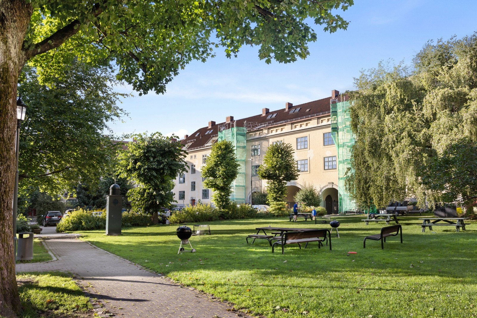 Frankrikegården er kjent for sine store forhager, et idyllisk og parkmessig opparbeidet gårdsrom, sittegrupper og lekeplasser. Galleribilde