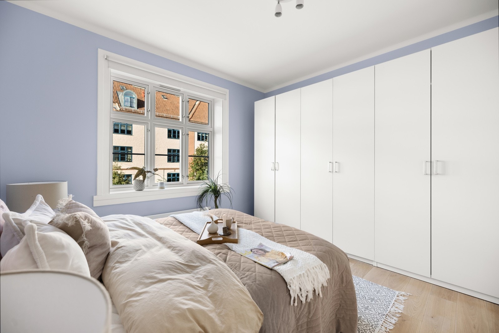 Det er god lagringsplass i medfølgende garderobeskap. Galleribilde