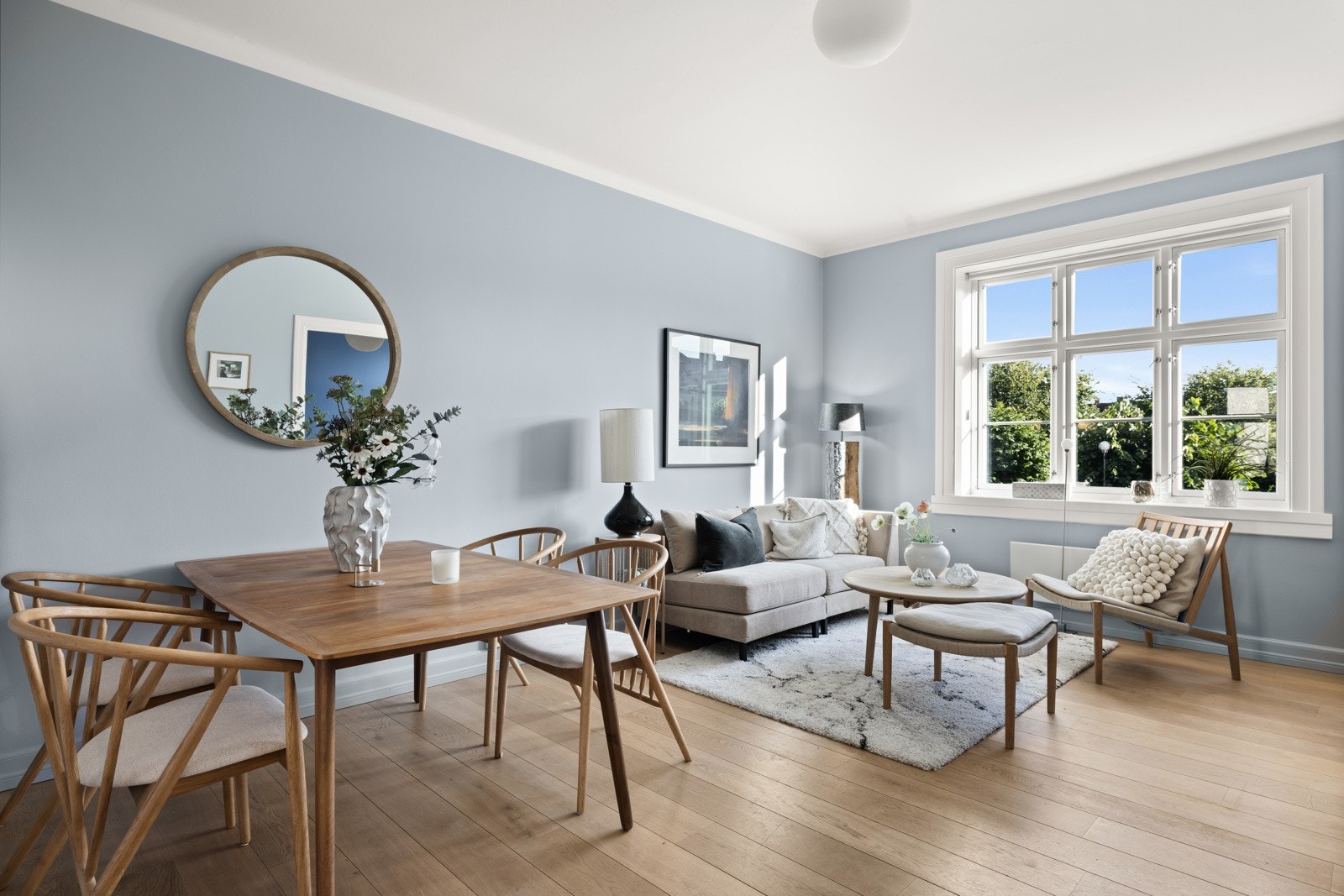 I stuen er det god plass til spisebord og separat sittegruppe. Galleribilde