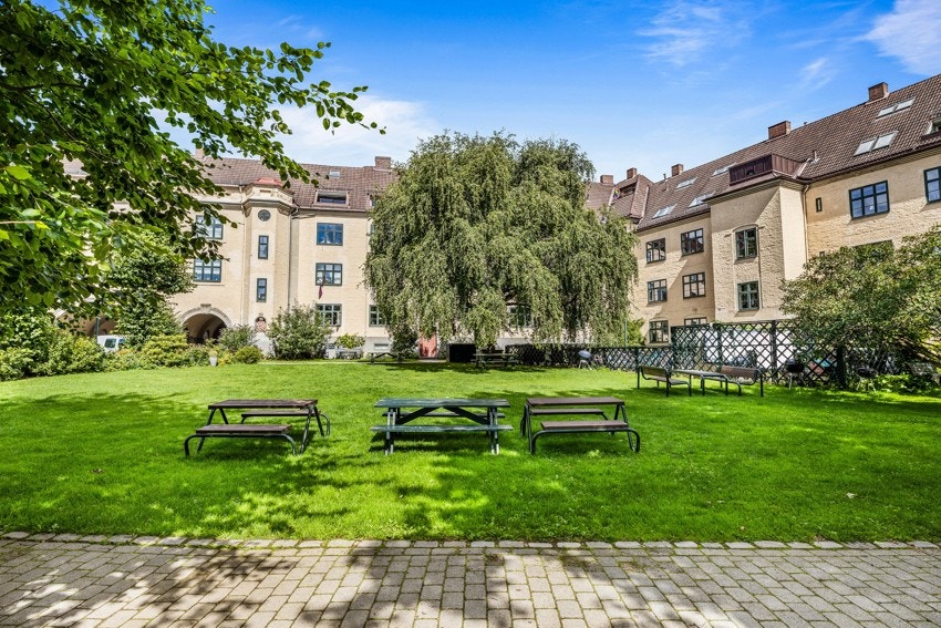 Boligen har en rolig, naturnær og sentral beliggenhet. Galleribilde