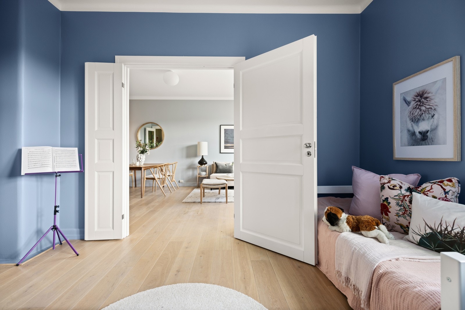 Planløsningen og antall rom gjør det enkelt å tilpasse boligen til ulike livsfaser og et ulikt antall beboere. Dette rommet kan også fint fungere som en ekstra stue. Galleribilde