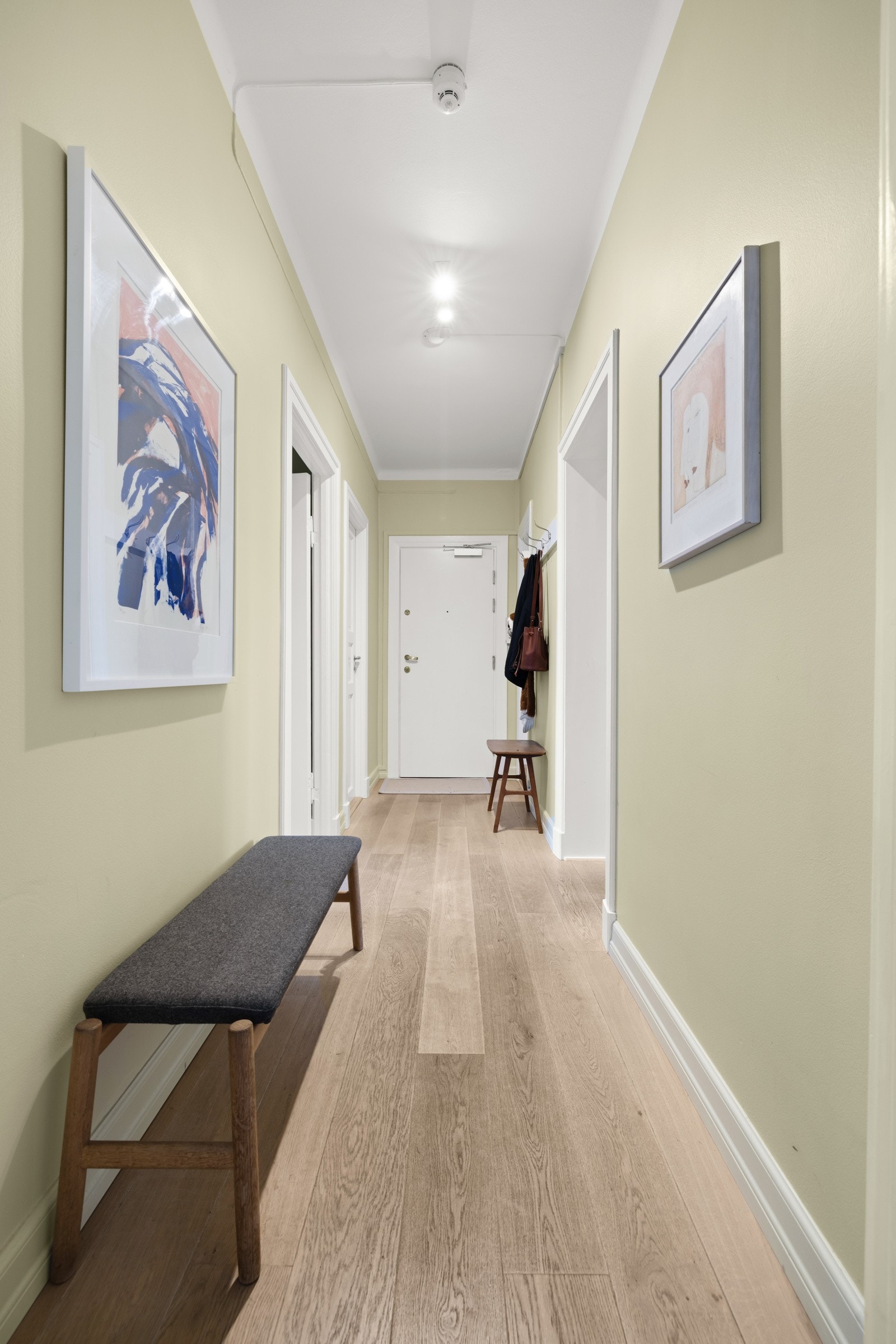 Leiligheten har et lyst og åpent inngangsparti. Galleribilde