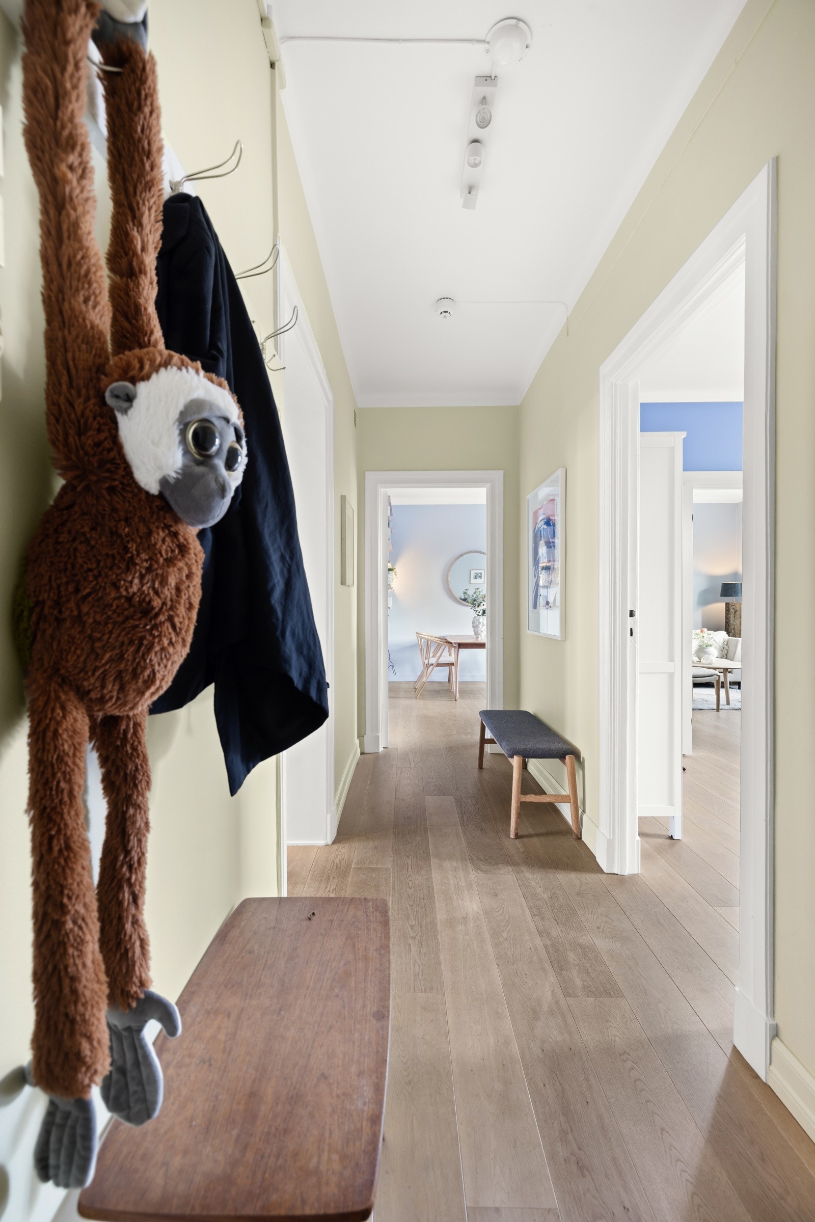 I entréen er det plass til oppheng av klær og plassering av sko. Det er også et praktisk kott i overgangen mellom entré og kjøkken. Galleribilde