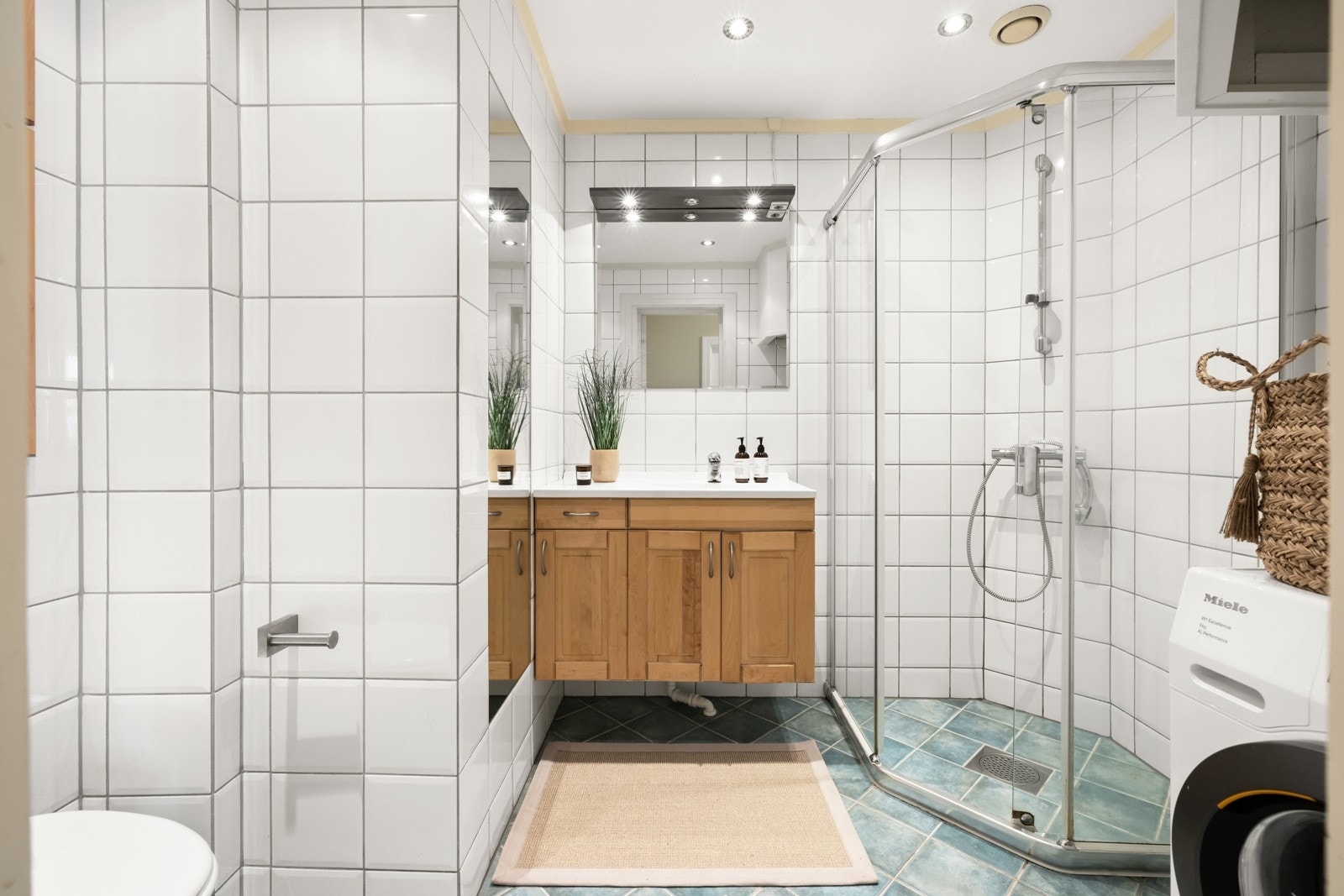 Det flislagte badet er innredet med alt man trenger for en god hverdag. Galleribilde