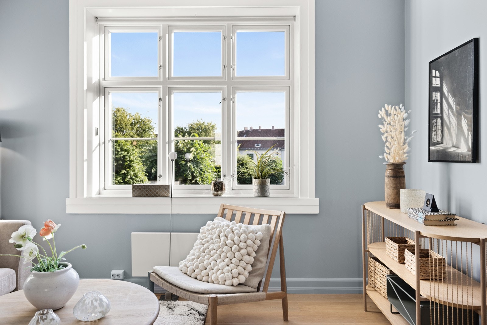 Fra stuen er det utsyn mot det flotte gårdsrommet. Galleribilde