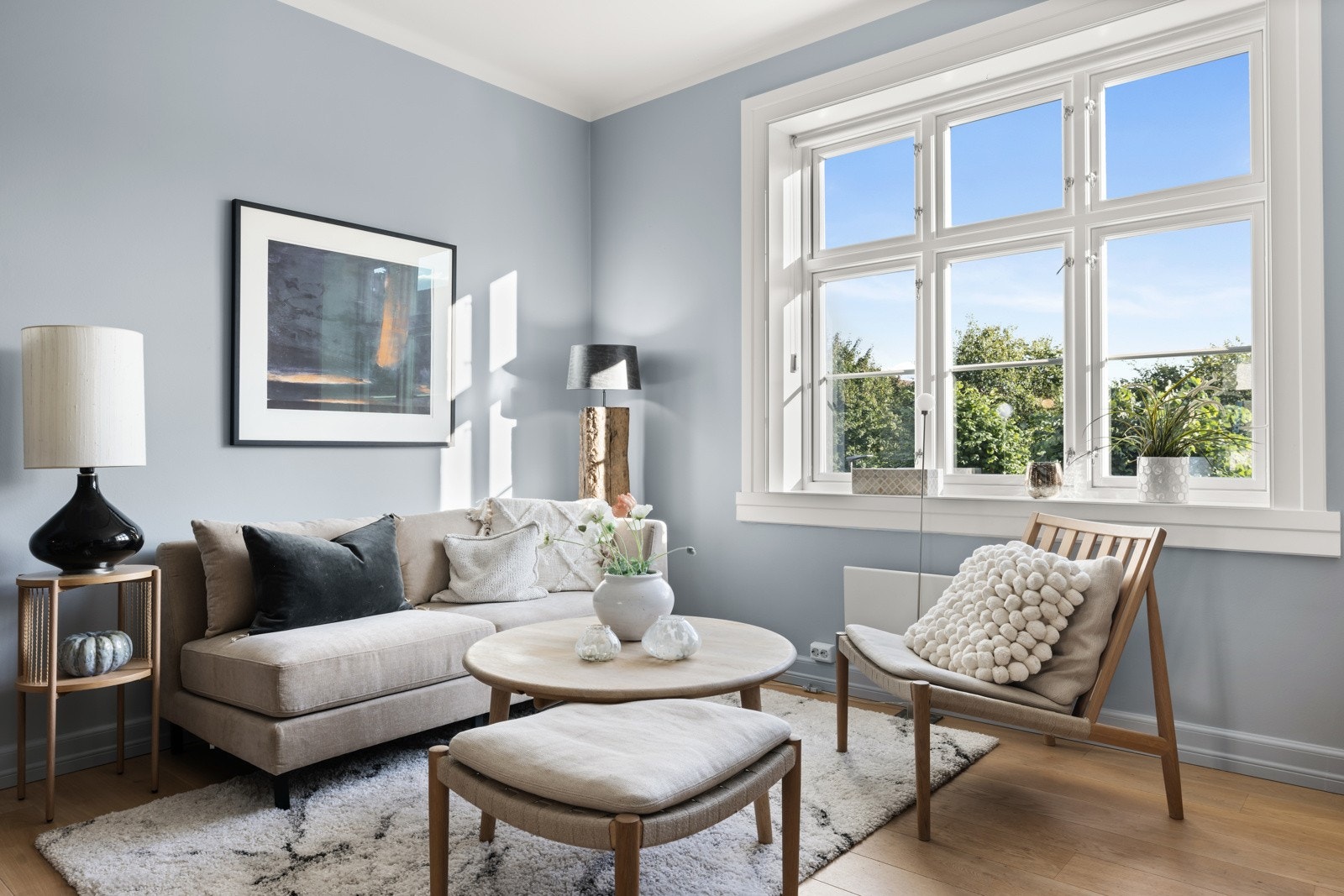 Delikate farger, nydelige gulv og god takhøyde gir god atmosfære i stuen. Galleribilde