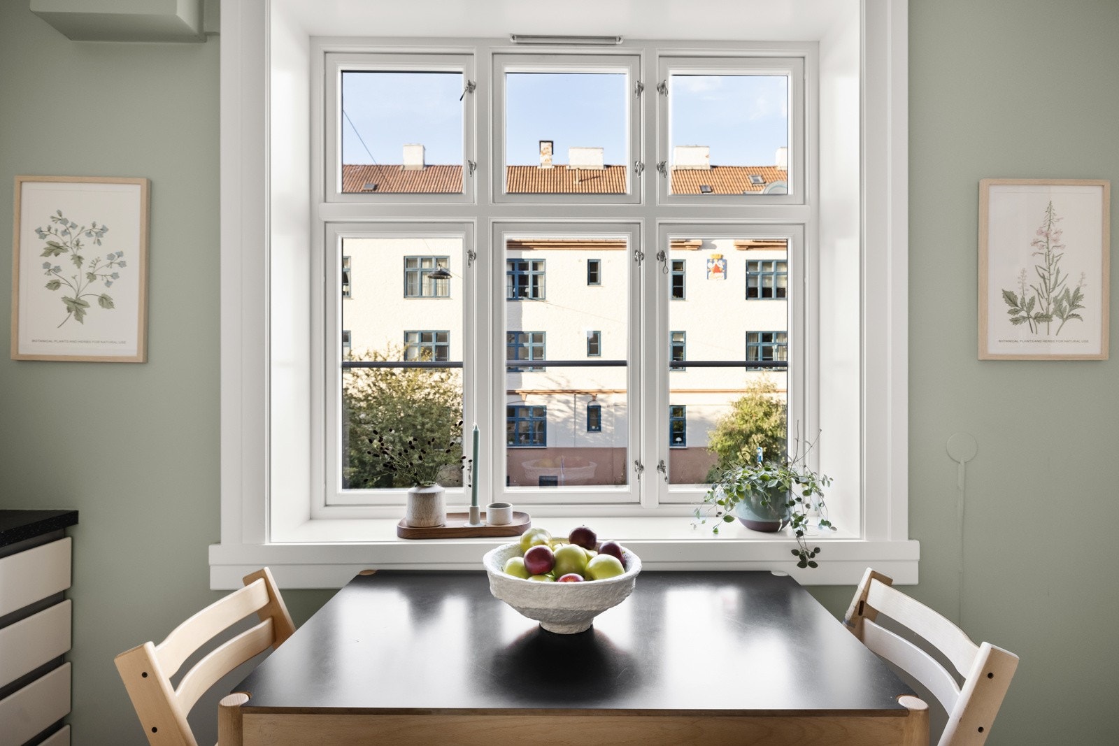 Fra kjøkkenet er det fint utsyn mot rolige Krebs' gate. Galleribilde