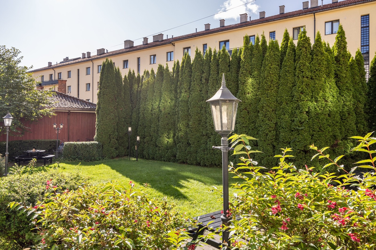 Pent opparbeidet fellesarealer med beplantning. Galleribilde