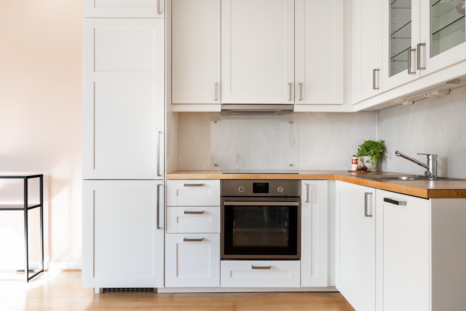 Ikea kjøkkeninnredning fra 2016 med profilerte fronter og Bjørkefinér benkeplate. Galleribilde