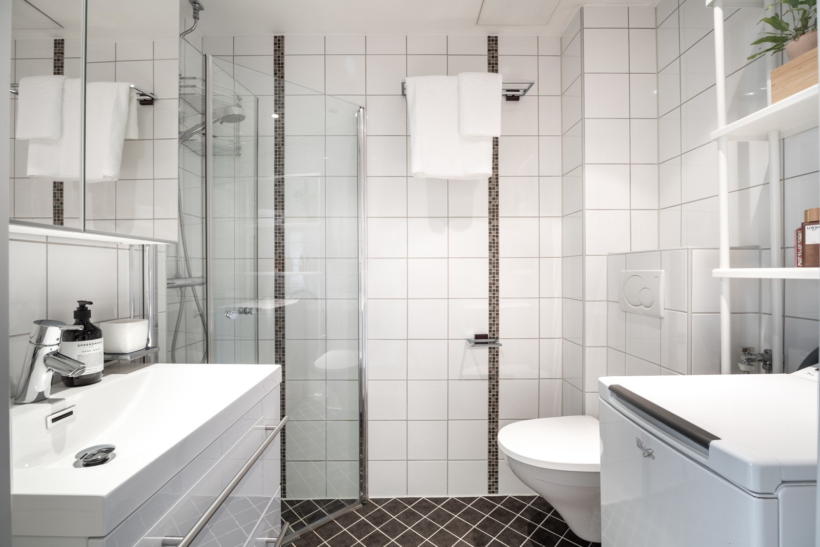 Flislagt baderom pusset opp i 2010 i regi av borettslaget. Galleribilde
