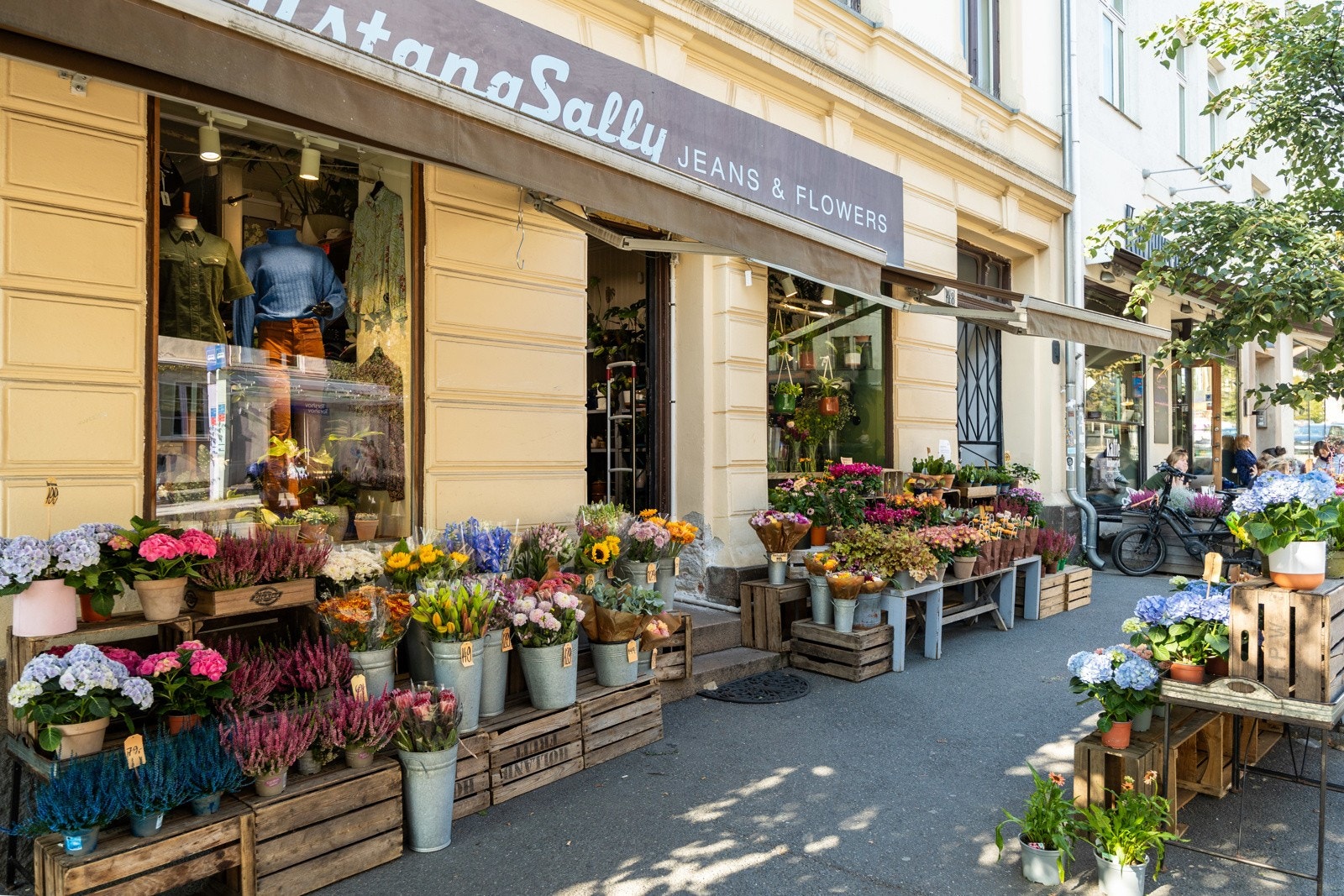Mustang Sally kombinerer blomster og klesbutikk. Galleribilde