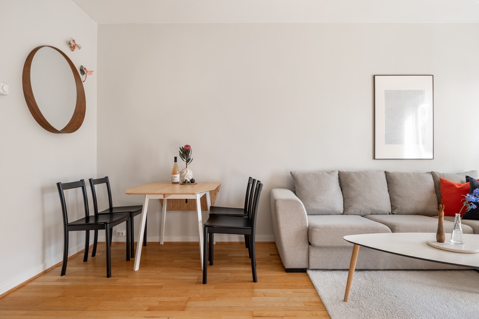 Leiligheten er belagt med parkettgulv og har malte veggflater fra 2019. Galleribilde