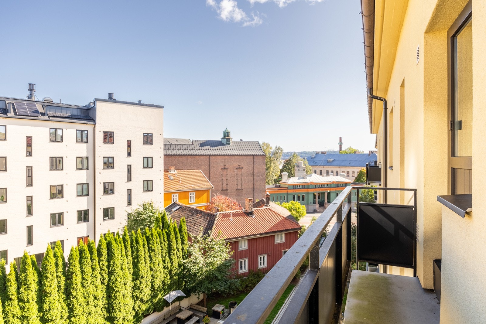 Her kan man nyte morgensolen før solen går videre til andre siden. Galleribilde