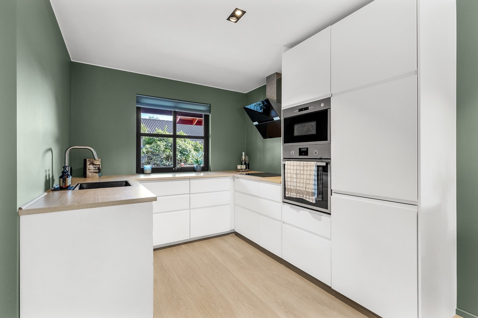 Innbydende kjøkken fra 2018 med delikate detaljer og gode oppbevaringsmuligheter. Galleribilde