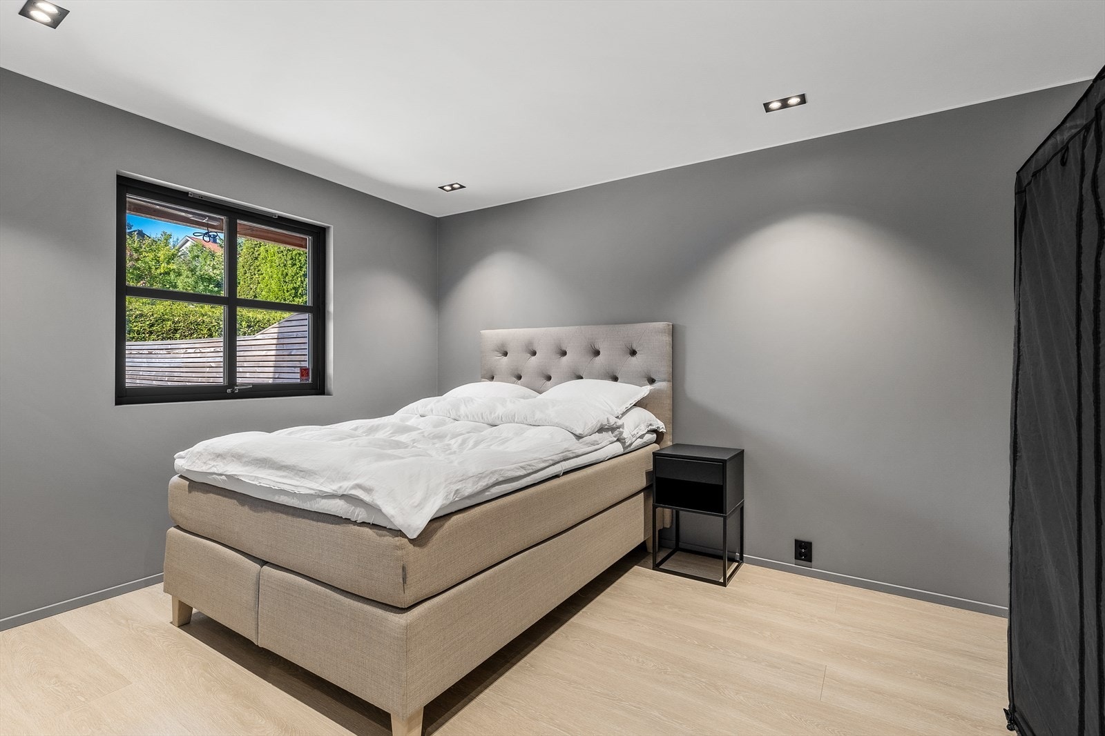 Romslig soverom med god plass til dobbeltseng og øvrig møblement. Galleribilde