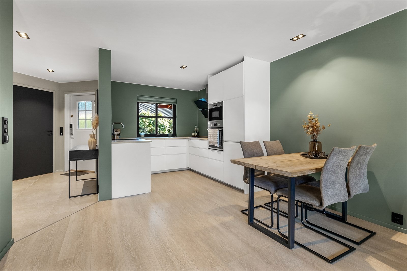 Gulvvarme i entre og varmefolie lagt i gulv. Galleribilde