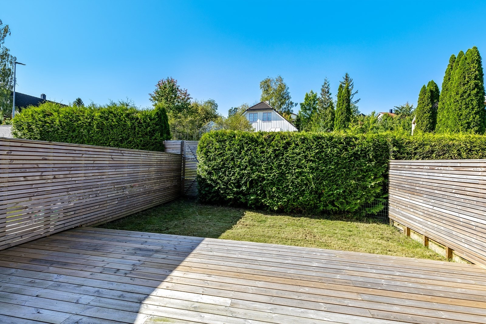 Terrassen har en størrelse på hele 27 m² som gir gode møbleringsmuligheter. Her kan man være kreativ! Galleribilde