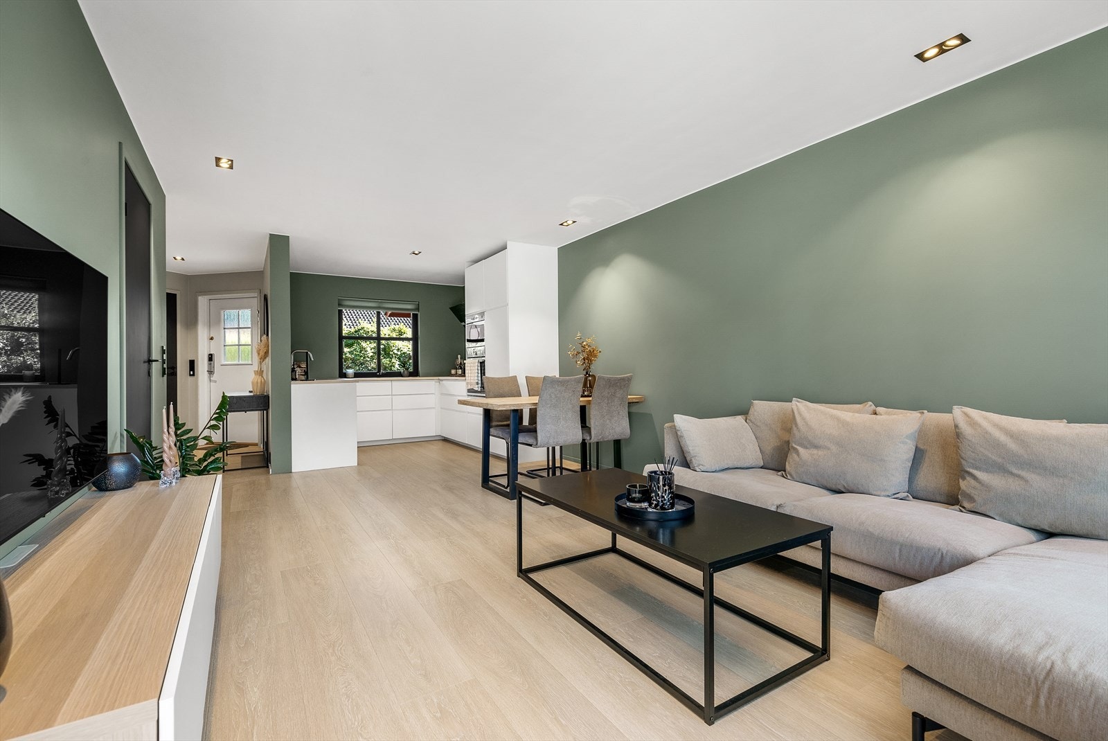 Oppholdsrommet består av åpen kjøkken- og stueløsning som bidrar til en rik tilværelse. Galleribilde