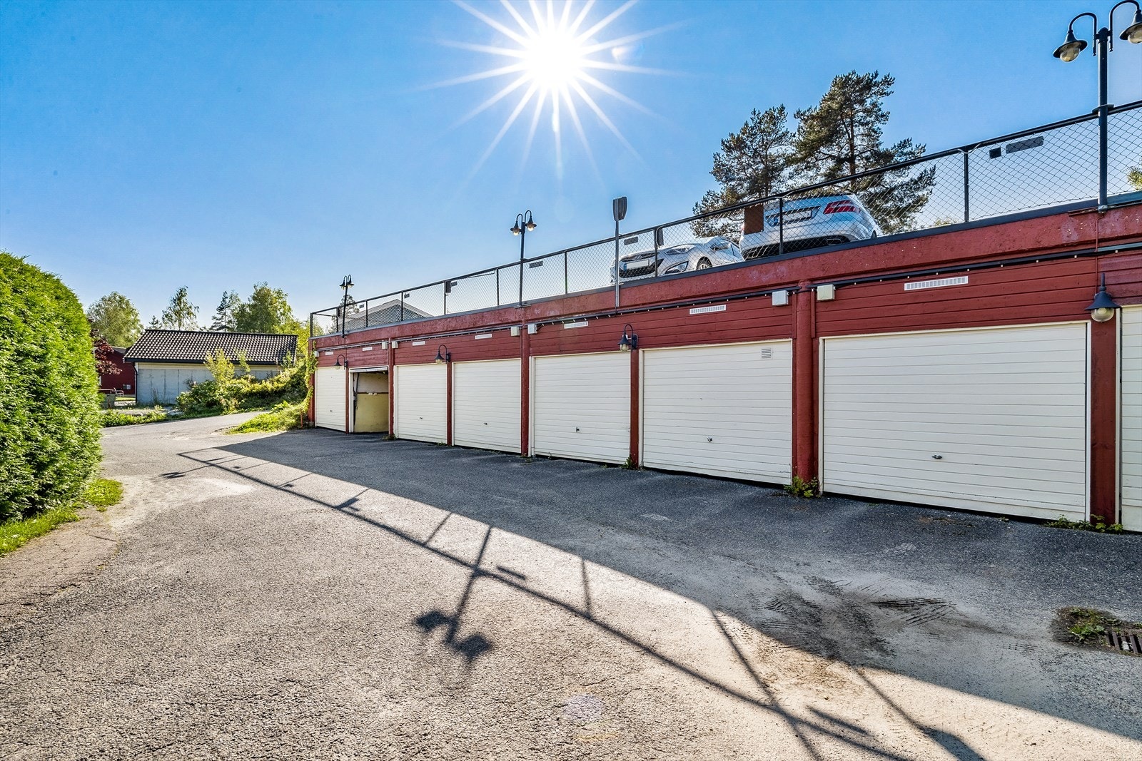 Garasjeplass medfølger leiligheten. Det er i tillegg rikelig med gjesteparkering på sameiets tomt. Galleribilde