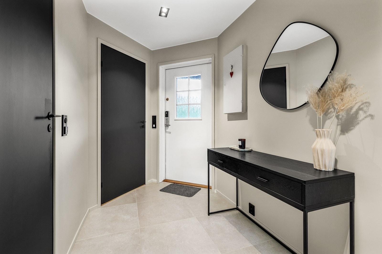 Romslig og delikat entré med god plass til å sette fra seg sko og henge opp yttertøy. Varmekabler i gulv. Galleribilde