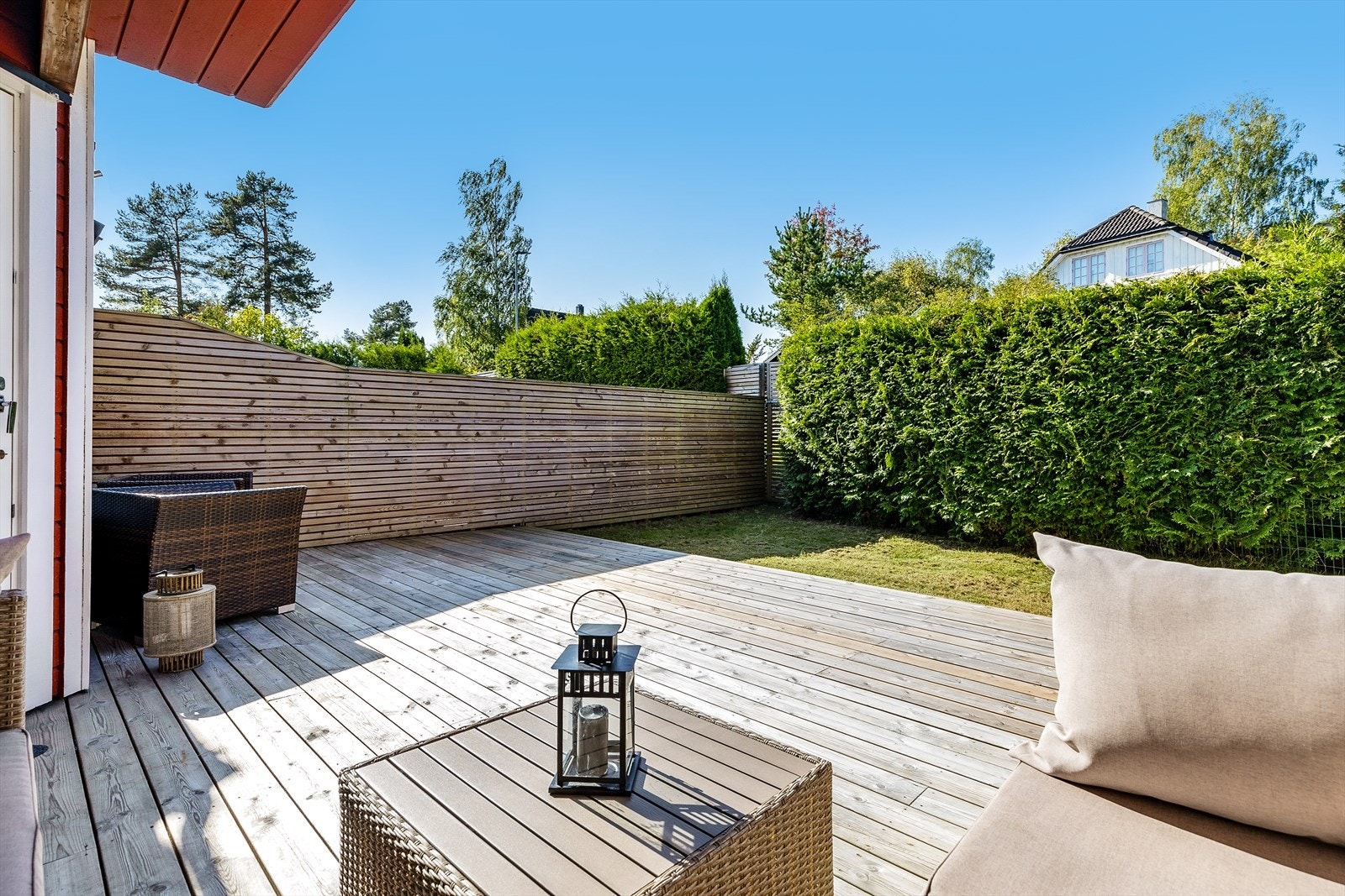 Leiligheten disponerer to markterrasser. Denne ligger med vestvendt retning noe som gir gode solforhold. Galleribilde