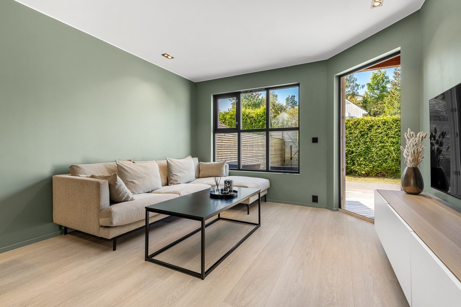 Fra stuen er det direkte adgang til markterrasse som er med på å forlenge både utsikten og tilværelsen. Galleribilde