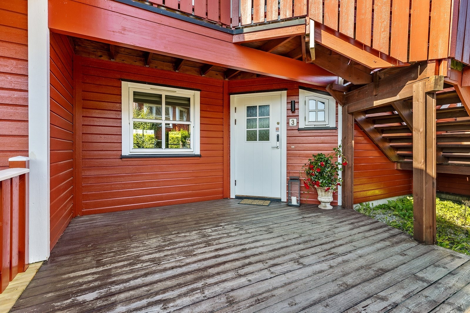 Ved inngangspartiet er det en østvendt markterrasse som som gir en hyggelig adgang til leiligheten. Galleribilde