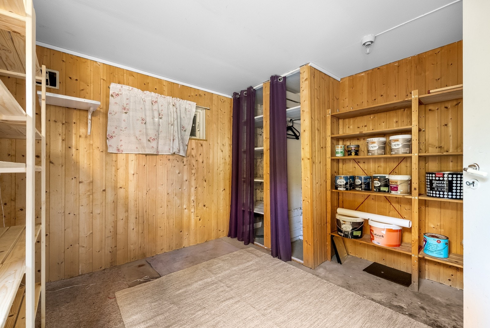 Bod i kjelleren. Galleribilde